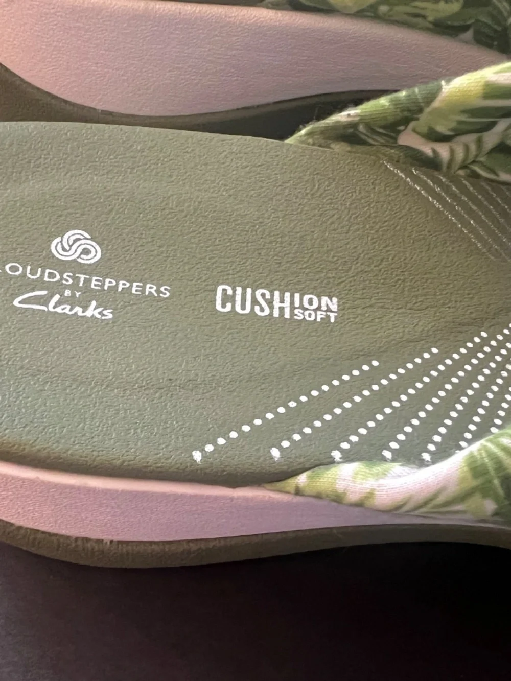 Clark’s Cloudsteppers Thong Sandals Size 9M